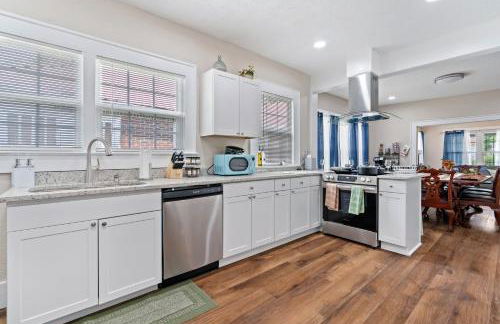 Bungalow Retreat! - Photo 33