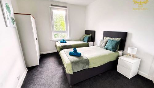 2-Bed Gourock Margaret St - Sleeps 4 - Contractors, Business & Relocations - Free Parking - Foto 4, towels, wardrobe