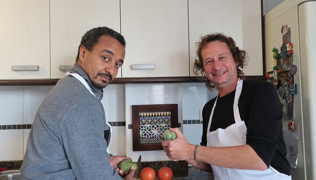 Paella tradicional Valenciana, cocinada con leña de naranjo. - Foto 3