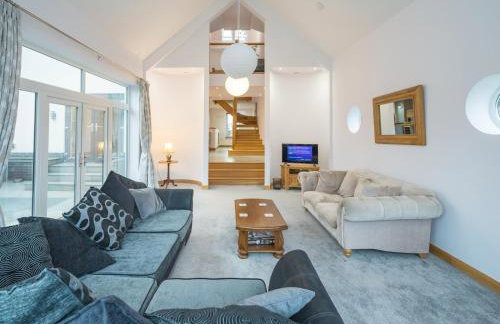 Modern 4-Bed Home Spacious & Comfortable - Pass the Keys - Foto 13