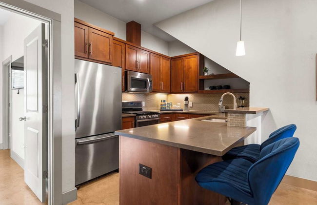 Chic & Homey 3BR Close to Downtown - Photo 10