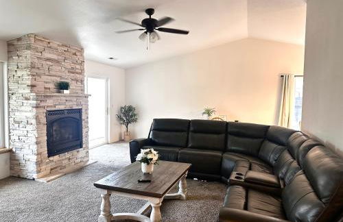 HOT TUB! King Bed-Firepitt-Near Airport& Freeway - Foto 7