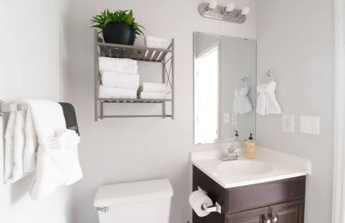 Near Historic Downtown Apex, Sleeps 8, King Bed - Foto 23