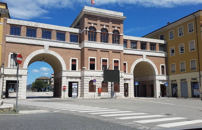 Sale! Beautiful 2-bed Apartment With Pool Access - Photo 46