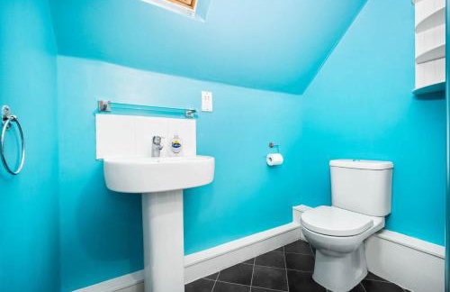 Stylish Manchester 4 Bed House with Garden - 4 Doubles Beds & 1 Single Bed - Sleeps 9 - Salford - FREE PARKING - SMART TVs in every bedroom - FREE NETFLIX - 6 min to City Centre, Close to Trafford Centre, Etihad Stadium, Manchester Arena, Clubs & more - Foto 7