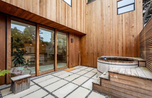 Modern indoor-outdoor living wHot Tub Walk to Beaches & Mountain Trails - Foto 5