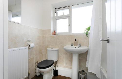 Cosy 4-BDR Family-Friendly House in North Hykeham, with High Speed Free WiFi, Secure Parking, Sleeps Up to 7, Long-Term Stays Allowed! - Foto 10