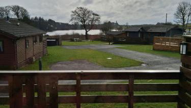 Redwood lodge with luxury hot tub at Three lochs holiday park - Foto 4