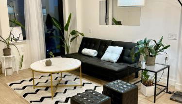 Peaceful Quiet Spacious New Modern Penthouse 3-Bedroom Apartment with a Balcony - Foto 1