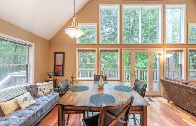 Bear Trail Chalet by Avantstay Retreat w/ Outdoor Living Deck & Fire Pit - Foto 4