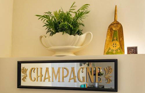 CHAMPAGNE HOUSE- Oasis de luxe & de charme - coeur de ville - 10-12 pers - piscine, cuisine d'été, patio, bar & piano - Photo 42