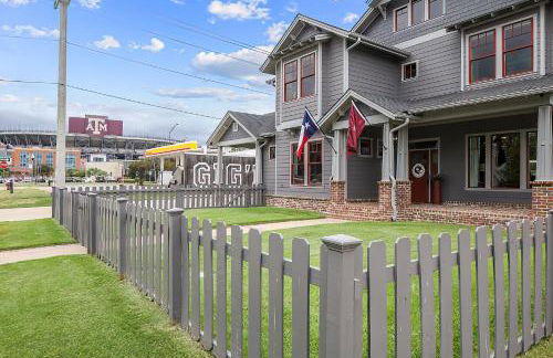 Luxury 5 BR 4 Bath, Hot Tub, Outdoor Kitchen, Across Street from Kyle Field! - Foto 40