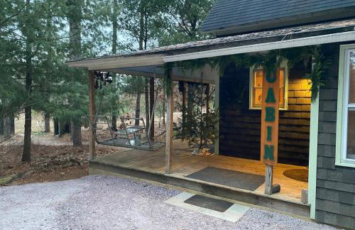 Cabin in the woods with fire pit and porch - Foto 18