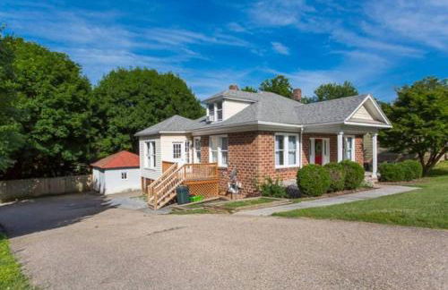 Steps to JMU & I-81 Fenced Yard Walk 2 Starbucks - Foto 13