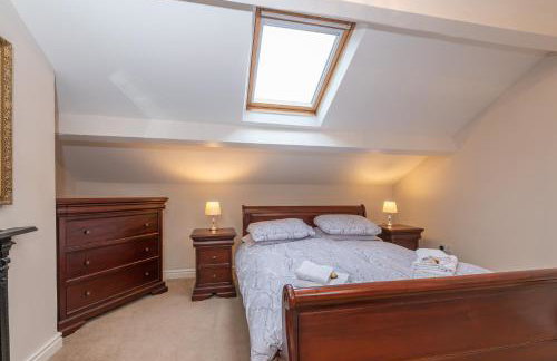 Sleeps 5 - 3 Bedrooms - walk to the square hosted Happy Valley cast - Foto 45