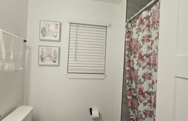 Charming 3 Bedroom house near Downtown IN - Photo 2