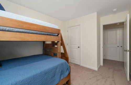 New 3BR Raceday Retreat - Steps from Speedway - Foto 28