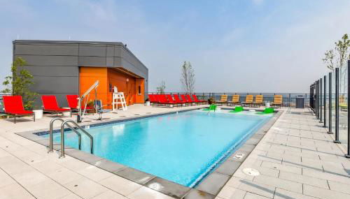 Penthouse Retreat with Rooftop Pool Explore Silver Spring & Washington DC - Foto 2, sunbed