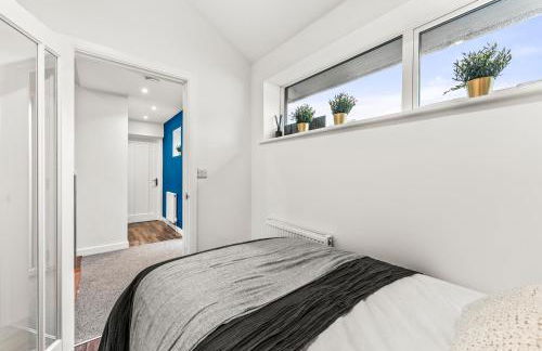 Elegant Retreat in Cheltenham - Garden & Parking Included - Foto 34