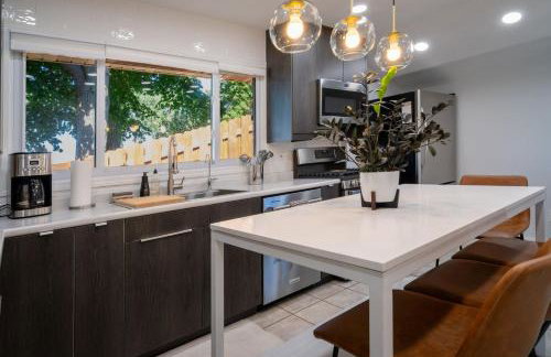 3Bed 2Bath Luxury Lake House on Myers Bay Private Pier Beach Firepit and Deck - Foto 28