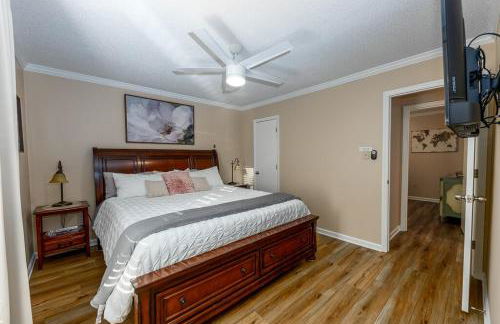 3-Bedroom Home with King Bed, Smart TVs & Fenced Yard - Foto 19