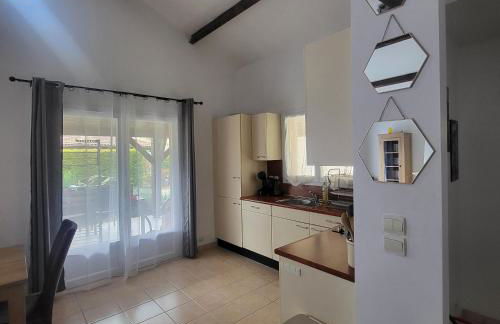 2025 Reno 2-Bed Escape w pool Min to GolfCources - Foto 3