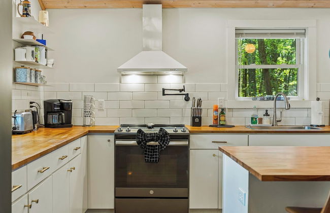 Lake Daze by Avantstay Lakefront w/ Modern Interior, Enclosed Porch & Hot Tub - Foto 16