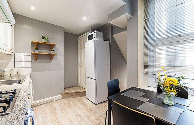 Stylish City Retreat - Photo 12