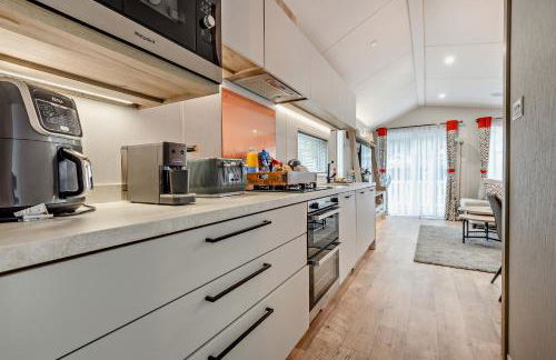 Astoria Lodge Smart Modern 2-Bedroom Holiday Lodge Milford on Sea - Photo 26