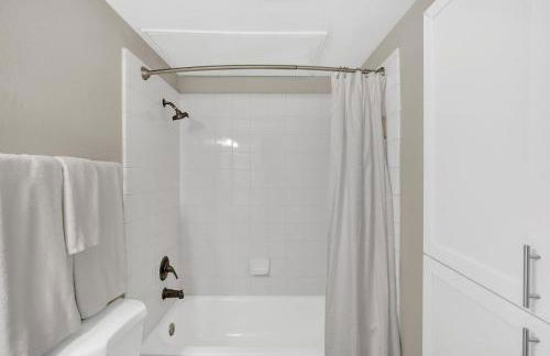 Charming 1BR Easy Access to The Woodlands - Photo 17