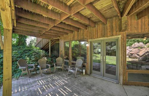 Grand Escape w/ Deck, Game Room, Nature View! - Foto 33