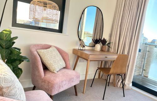 Still Waters - Luxury Lakeside Retreat with Hot Tub - Photo 72