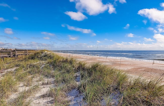 Newly Remodeled Oceanfront Condo with Salt Water Pool and Private Walkway to Beach by RedAwning - Foto 35