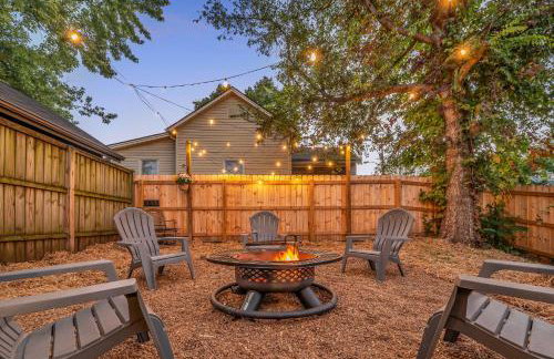 Fully Furnished Bungalow with Deck Near City Center - Foto 10