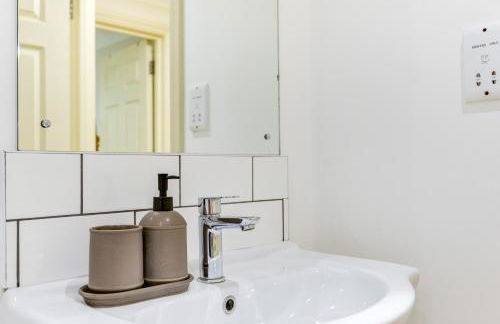 Redhill town centre apartment by Livingo - Foto 19