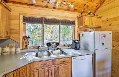 Bolton Landing Cottage with Deck, Walk to Beach! - Foto 6