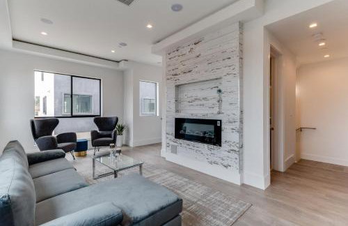 Luxury Modern 4 Bedroom 4 Bathroom Home with Rooftop Deck #4 - Foto 6