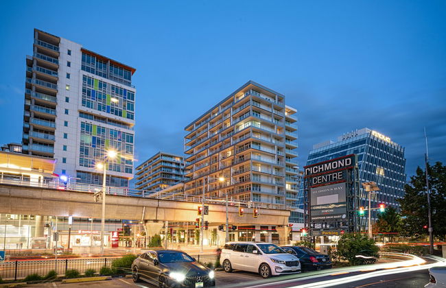 Charming Oasis Close to Airport & Downtown - Photo 44