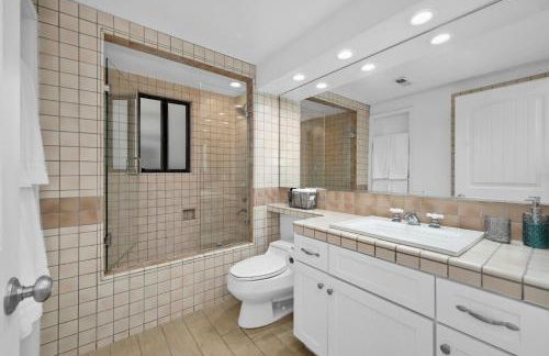 4 bedroom Home in Quiet Neighborhood near Beach - Photo 44