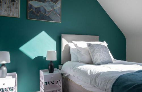 Beautiful and comfortable home away from home with free parking, fast wifi and white crisp hotel standard linen hosted by Our Home Short Stays - Photo 26