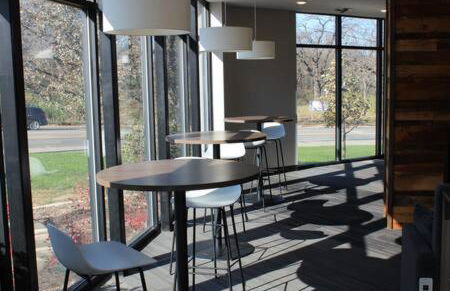 Onsite coffee bar just mins to Jack Thrice Stadium - Foto 26