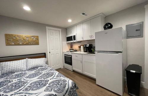 Brand New Guest Suite + Full Kitchen + Parking - Foto 1