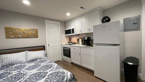 Brand New Guest Suite + Full Kitchen + Parking - Foto 1