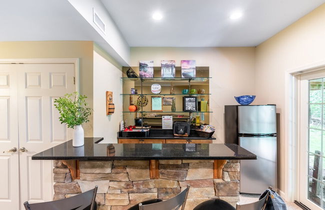 Highland Hideaway by Avantstay Group Poconos Retreat w Patio Game Room - Foto 18