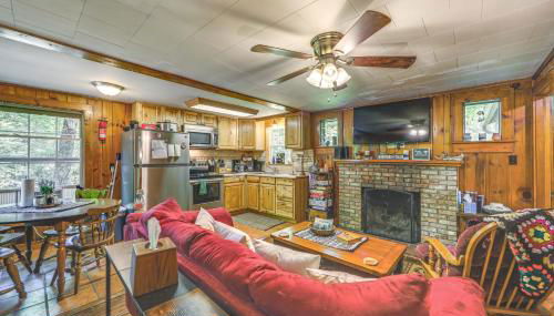 Pet-Friendly Creekside Cabin with Pool Access! - Foto 4