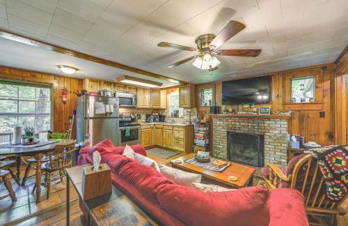 Pet-Friendly Creekside Cabin with Pool Access! - Foto 4