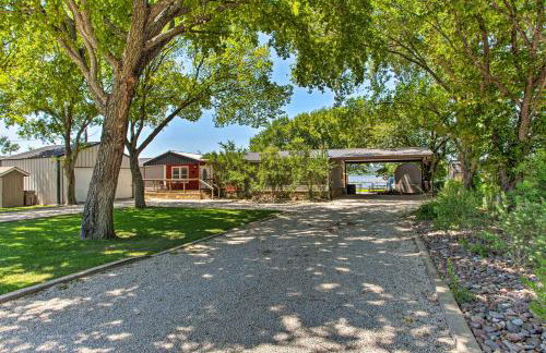 Lakefront Retreat with Pier, Bar Hut and Fireplace! - Foto 43