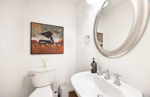 Rare 3BR Modern Urban Escape Private Garage - Foto 25