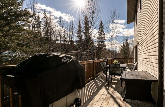 Dream 4-Br 4-Ba Chalet | Private Hot Tub | 2 min to Jasper National Park Gates - Photo 31