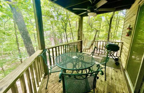 Forest view, log-sided two bedroom, two bath condo on Lake Ouachita, condo - Foto 6